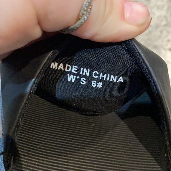 Fila slides - Picture 2 of 3